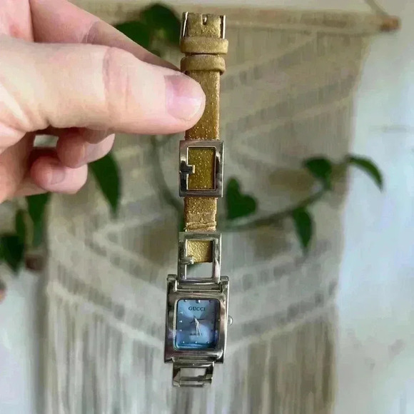 Vintage Gucci Women’s Watch - Square Silver Face with Broken Leather Strap As-Is - Picture 4 of 8